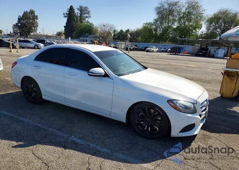 2017 Mercedes-Benz C 300 z USA, uszkodzony, nr VIN 55SWF4JB8HU207716